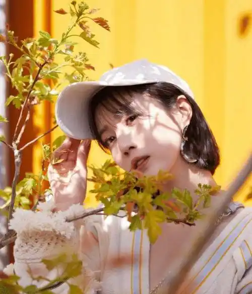 别再羡慕李溪芮的"极品厌世脸"了,当她戴上眼镜时,直男瞬间失恋了