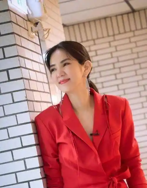 she组合成员ella陈嘉桦晒40岁生日照,如今假小子已变样