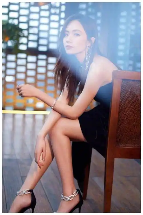 因为可以修改风格,增强气质,所以刘惜君穿的这双高跟鞋和普通的风格