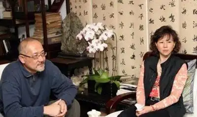 54岁体操王子李宁与妻子近照,牵手24年恩爱如初