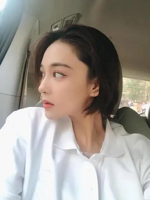 组图:新鲜的自拍!张馨予穿白色上衣素净一头短发攻气十足