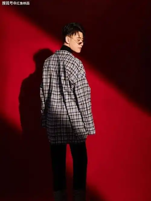 张云雷帅气时尚写真