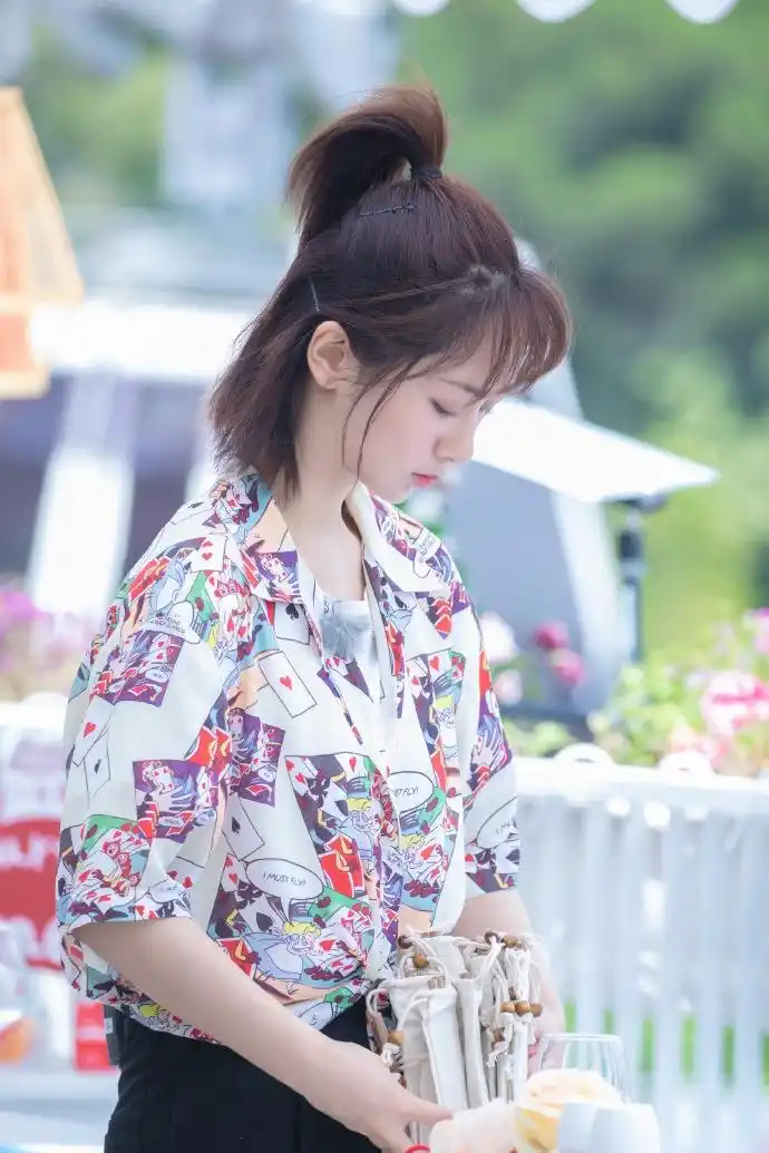 杨紫穿花色衬衣复古不失新潮半扎马尾充满夏日少女气息