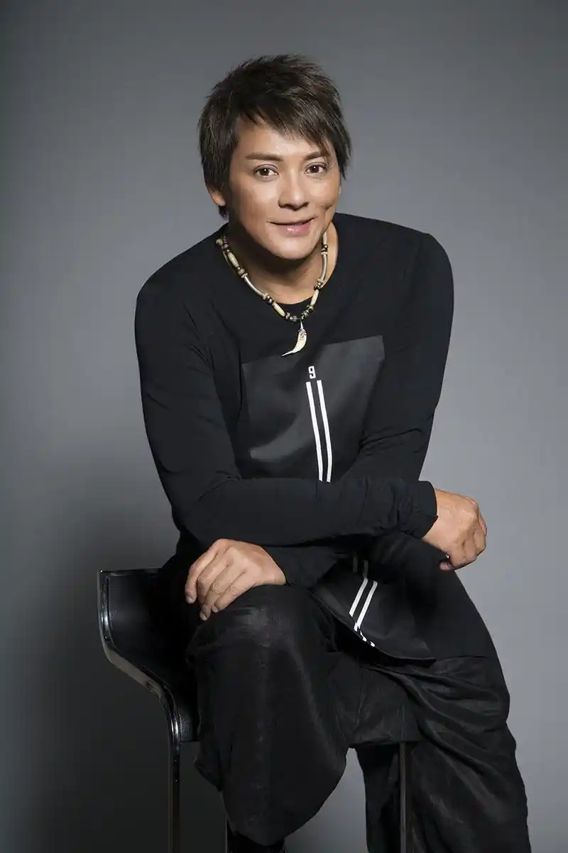 当年刘德华和星爷都是他的配角,现在他却只能靠走穴唱歌为生!