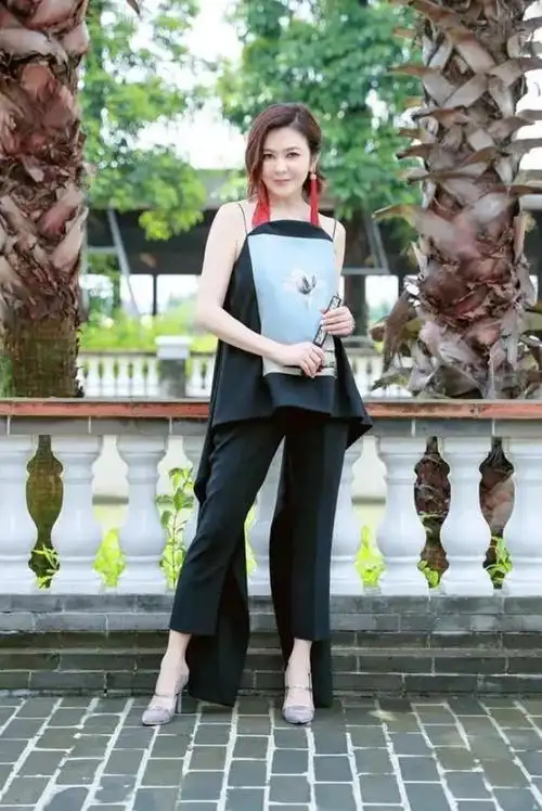 61岁"关之琳"真豁得出去!穿肚兜 小黑裤录节目,一点也不服老