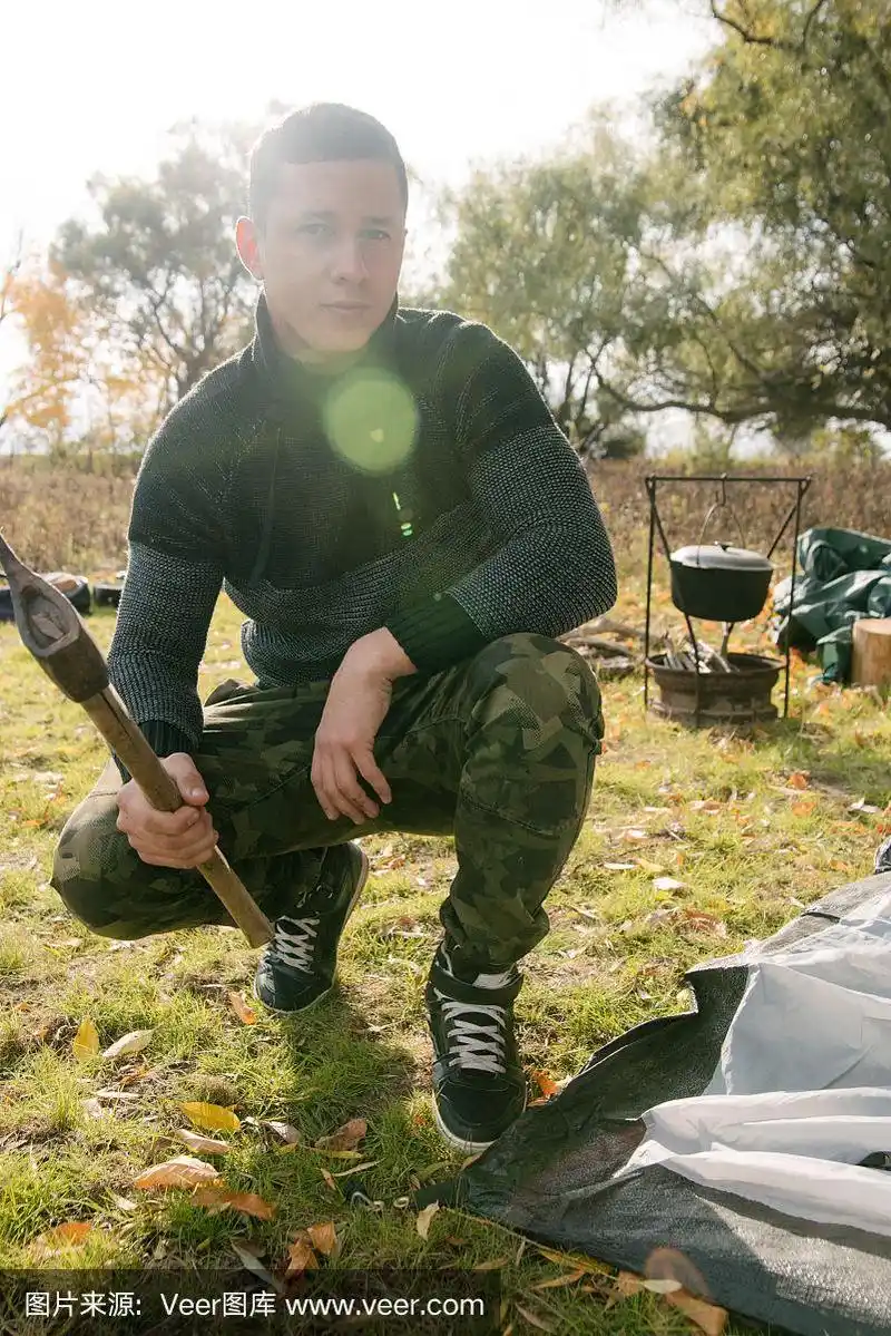 一个男人在露营旅行中支起帐篷的肖像