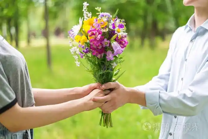 年轻人送花给女孩花束特写
