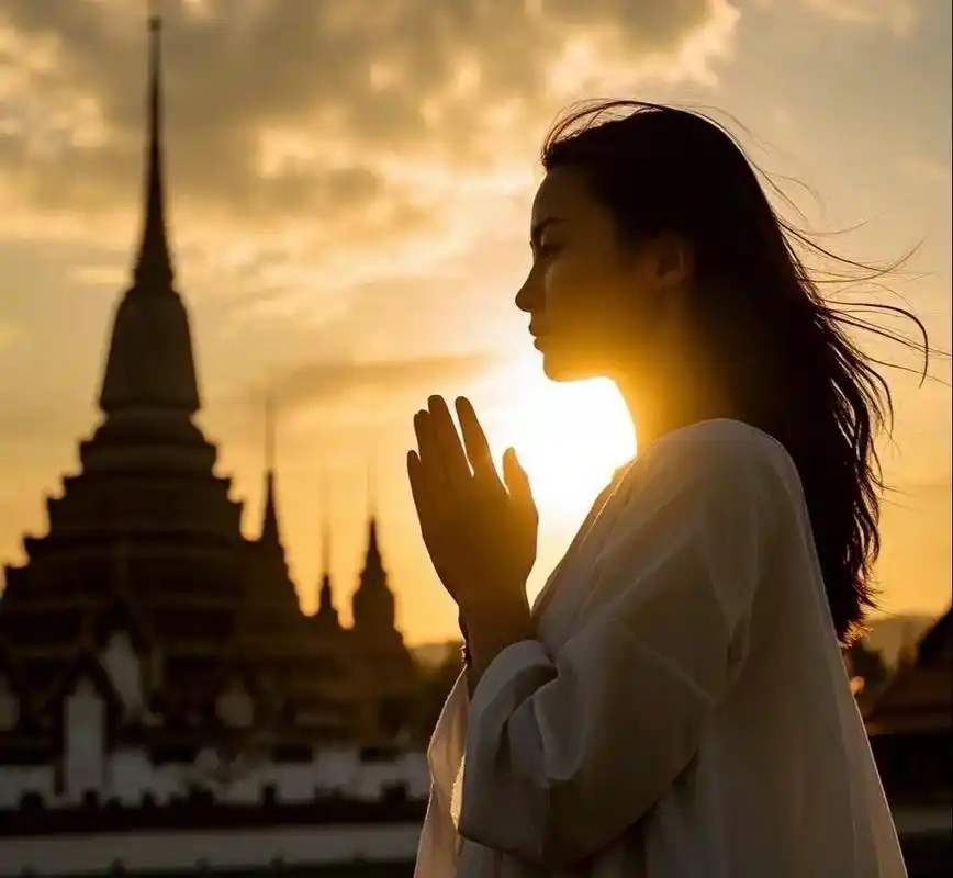 不要去嘲笑一个有信仰的人,因为他双手合十的祈祷里有你#浮世