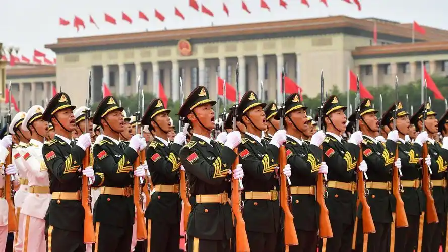 解放军三军仪仗队,踏着坚定有力的步伐走来,真乃威武文明之师!