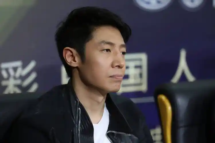 撒贝宁带龙凤胎出行,照片曝光引发热议,网友:这奶爸当得太拼了_李白