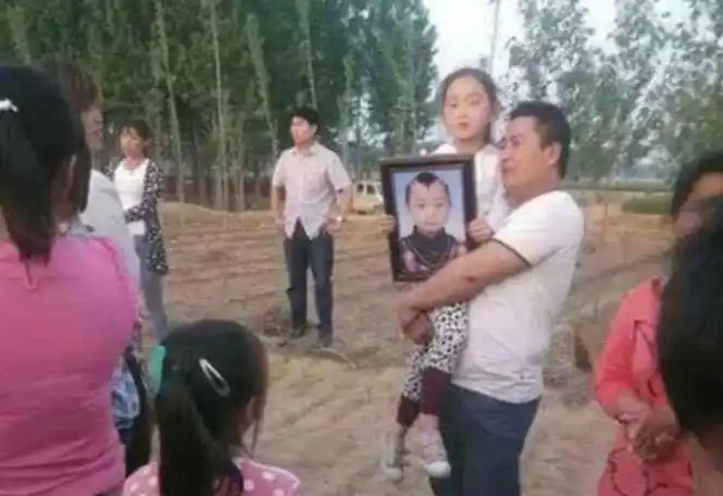 邓鸣贺死了吗(年画娃娃邓鸣贺8岁离世)