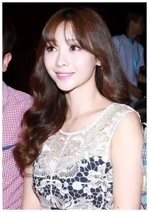 原创从童颜女神到44岁柳岩身材之殇困扰何解