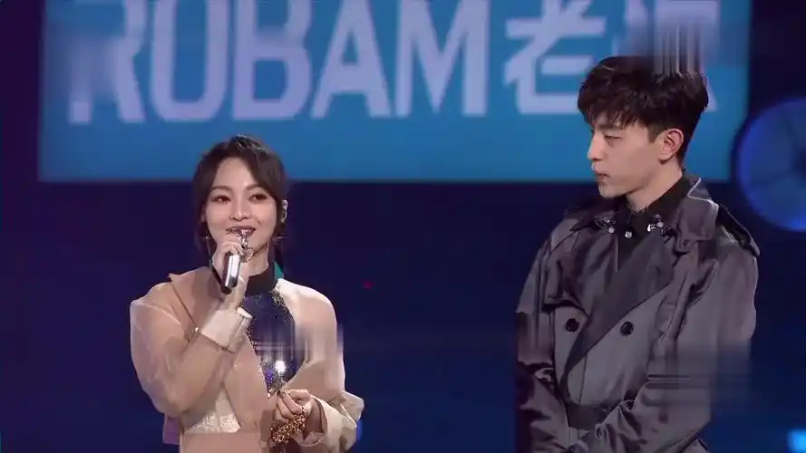 小粉丝邓伦和偶像张韶涵同台!邓伦的新年祝愿太正能量了!