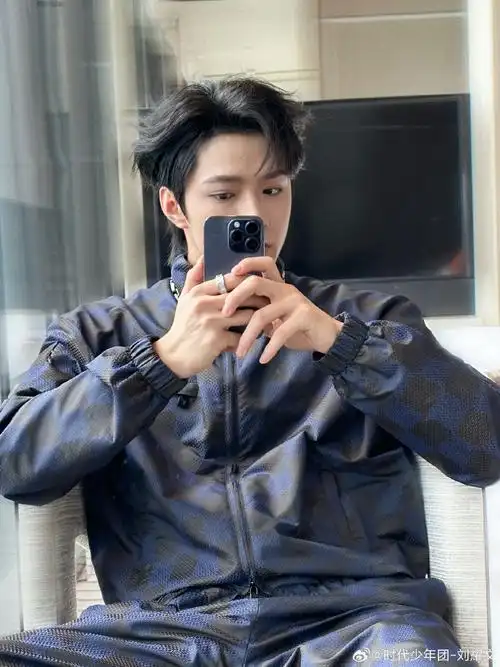 青年演员刘耀文##刘耀文炫迈品牌全球代言人