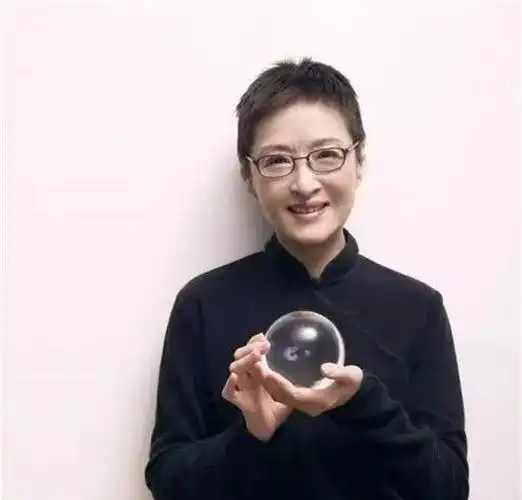 胡因梦照片可李敖却并未想通这个道理,相反,他将胡因梦身上的不完美之