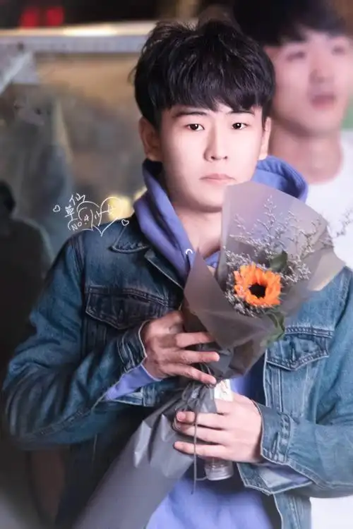 到了张九南的家,樊霄堂紧张的手都出汗了,张九南把门开开"妈我们回来