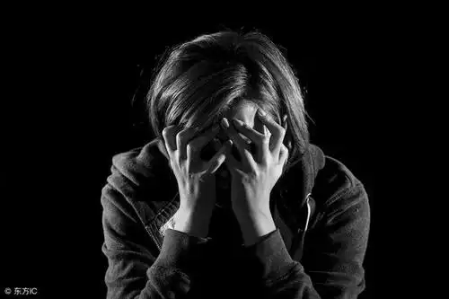 关闭了女人患上抑郁症和应力独自一人在痛苦和悲伤但是,如果危这个机