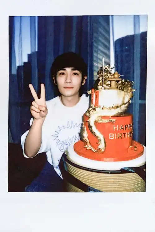 16 朱一龙生日快乐  负负得正官博祝朱一