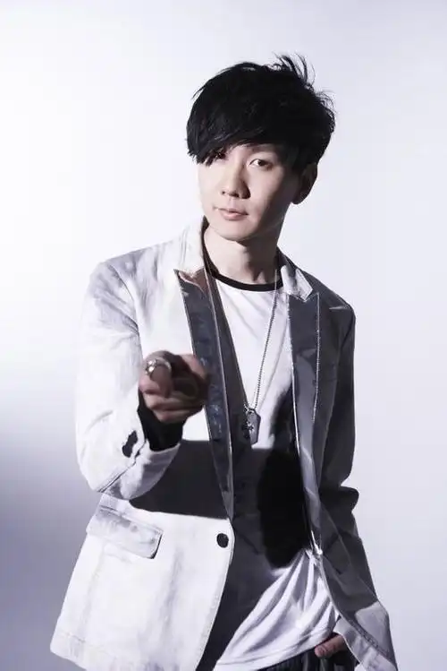 求林俊杰最帅的照片,只要2010年后拍的照片,要大图,要公认的哦,清晰