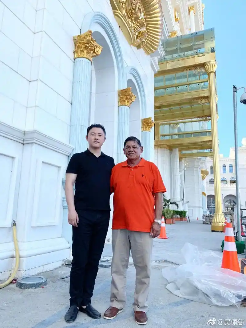 组图:吴佩慈晒全家福破纪晓波被捕谣言 两人搂腰合照感情稳定_高清图