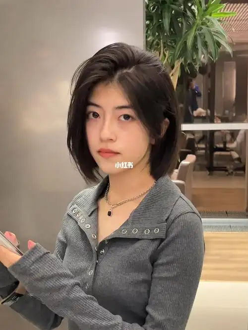 普普通通的短发减龄又提升气质