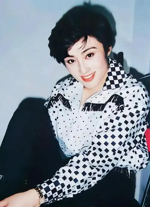 作为香港影坛的"四大尤物"之一,张敏的魅力无需多言.