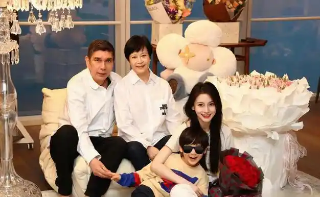 angelababy晒全家福7岁小海绵露正脸像爸又像妈67