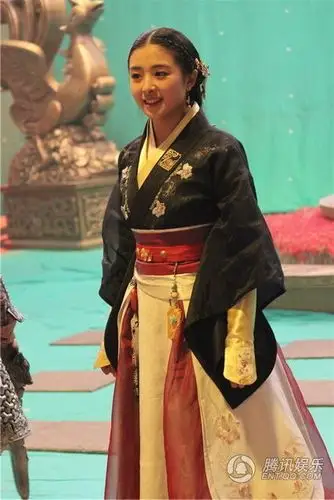 张含韵饰元清锁