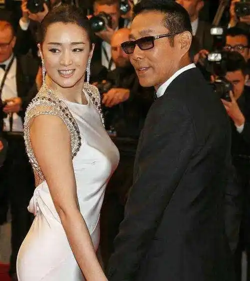 张艺谋与巩俐年轻时穿泳衣的合照巩俐是真漂亮超级性感撩人啊