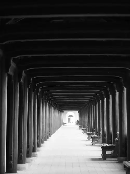 拍摄建筑的走廊或者隧道,镜头透视形成中心汇集的点,这样的透视关系