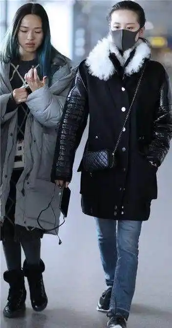 刘诗诗穿了黑色外套搭配牛仔裤,看着非常简单低调,但是和杨幂唐嫣比