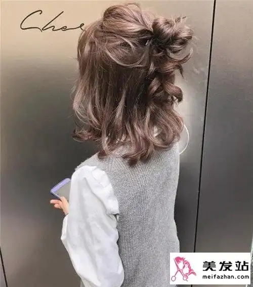 丸子烫发型半丸子烫发型,即半丸子头烫发,将丸子头半扎好之后,对剩下