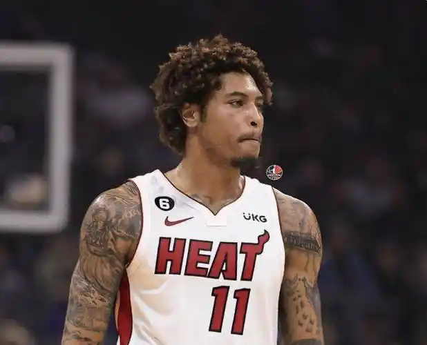 霍华德只是幌子!勇士真正的目标是乌布雷!_拉德_锋线_问题