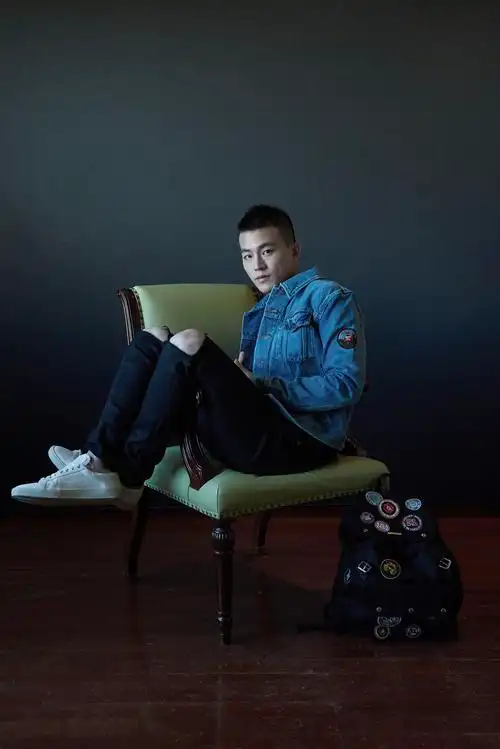 欧豪亮相某品牌活动 活力look酷帅有型