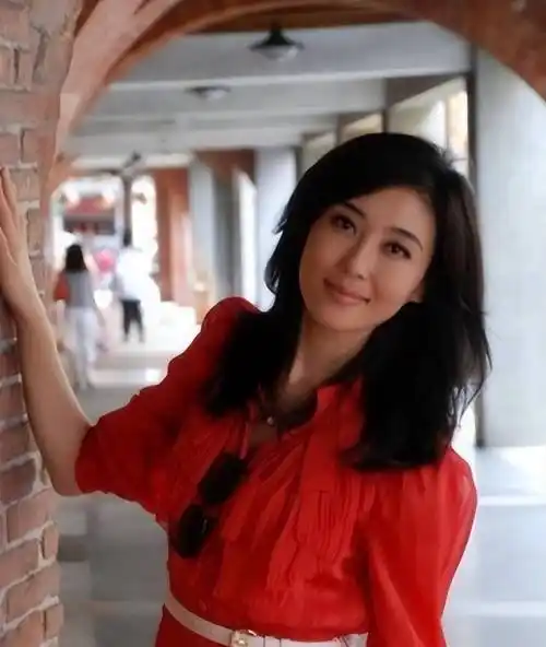 央视美女主持人李红,嫁入豪门是谣言,如今她的生活是怎样的?