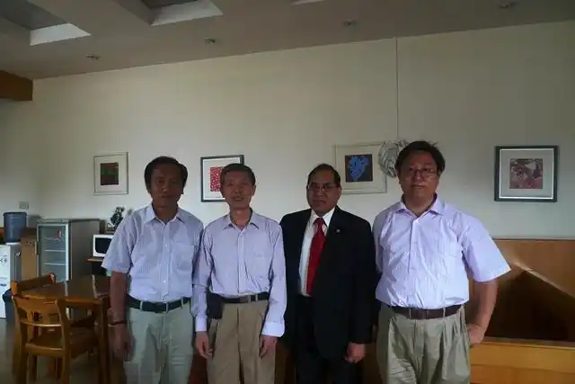 从左起:孟庆波研究员,陈立泉院士,subhash c.