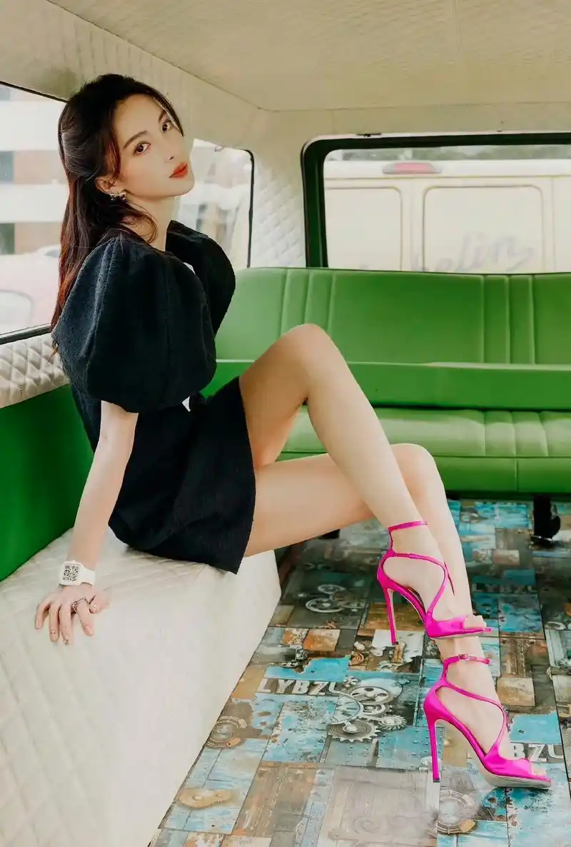 金晨脚踩粉紫色高跟鞋拍摄时尚大片太美了.#美出高级感 #又美 - 抖音