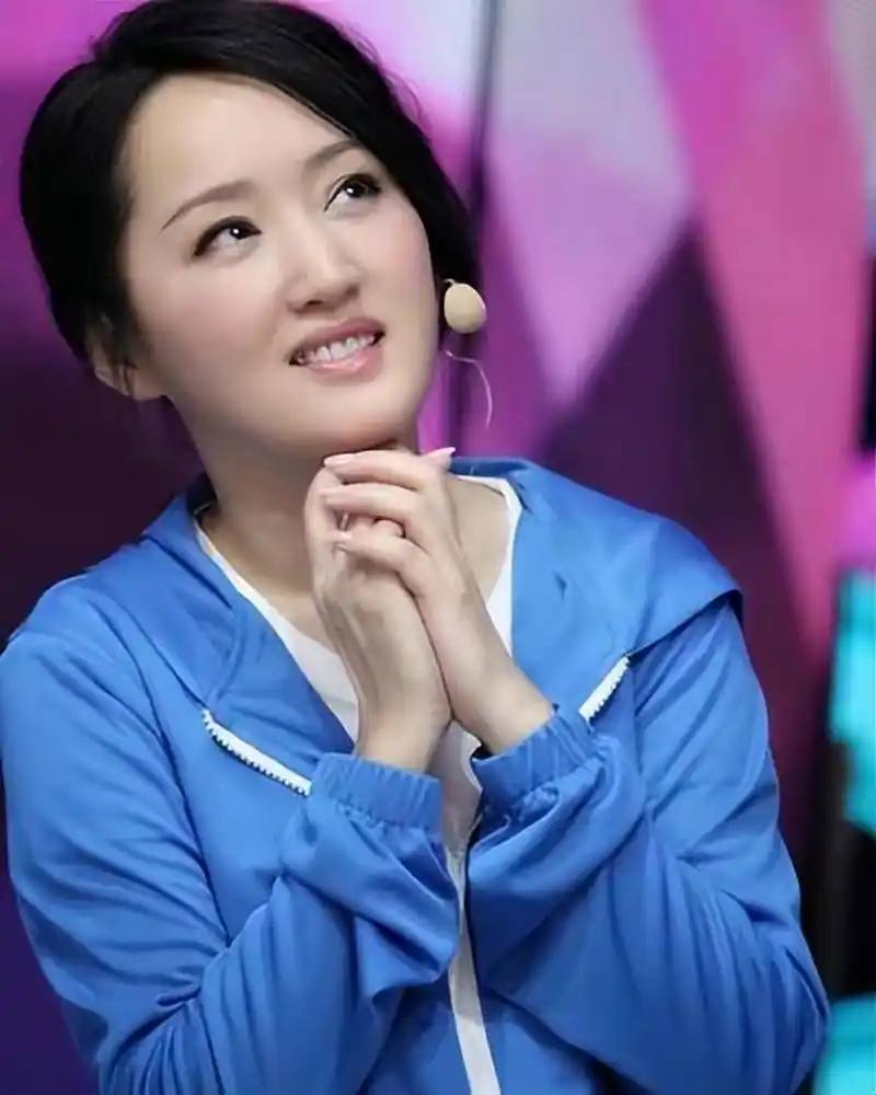 杨钰莹这肉肉的小手,肉肉的脸儿,肉肉的小嘴,肉肉的小巧鼻子,一双明亮