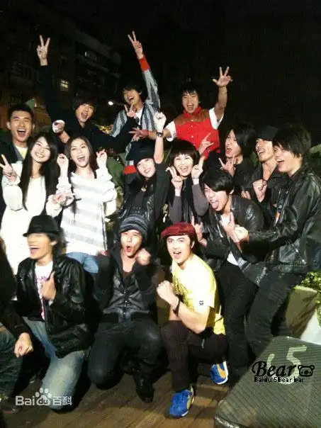 p>蔡颐榛,本名蔡宜臻,艺名五熊,1987年8月23日出生于台湾台北市,中国