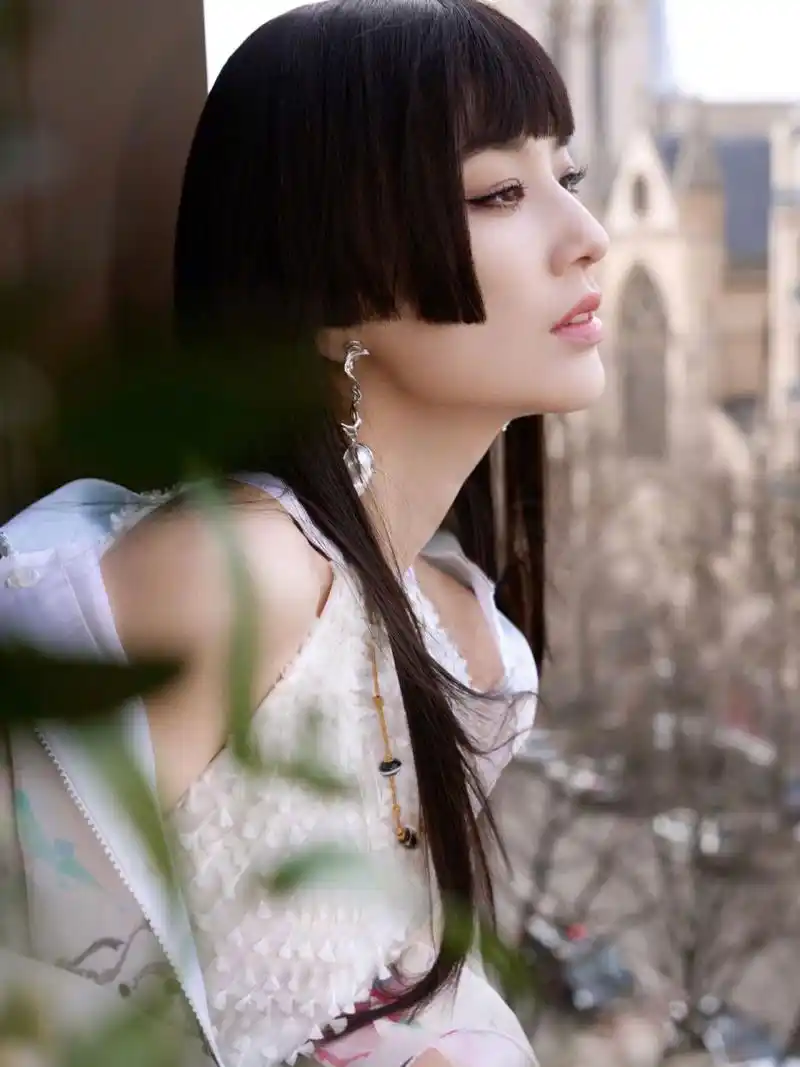 黄圣依出席时装周戴的天珠最新拍卖价达59万 792023年7月22号