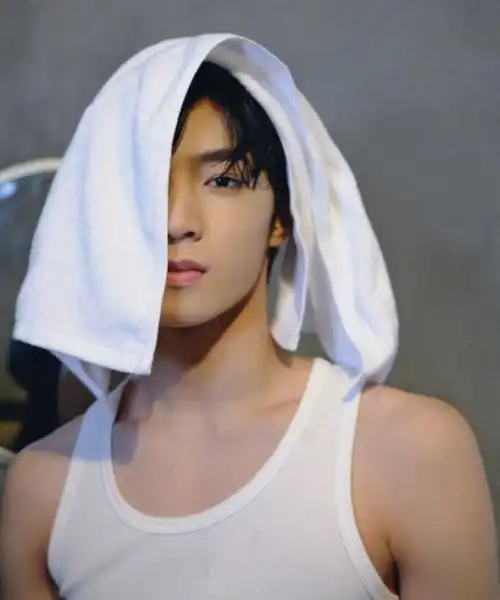 刘耀文背心湿发造型##刘耀文夜色港风大片##时代少年团蜕变三周