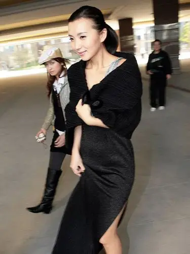 陈好黑色小披肩遮身