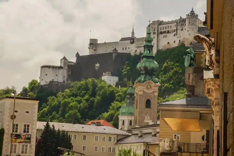 萨尔茨堡要塞坐落在城市内的山丘上,是萨尔茨堡的地标,是中欧