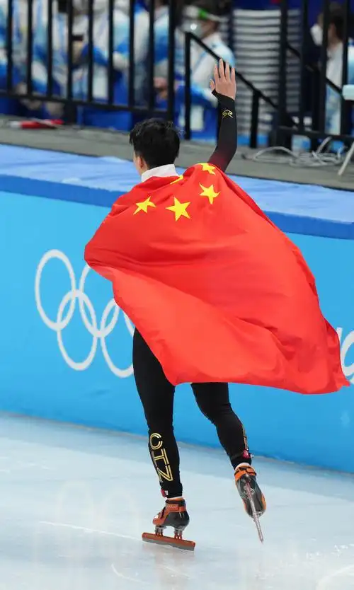 冠军任子威身披国旗环绕全场