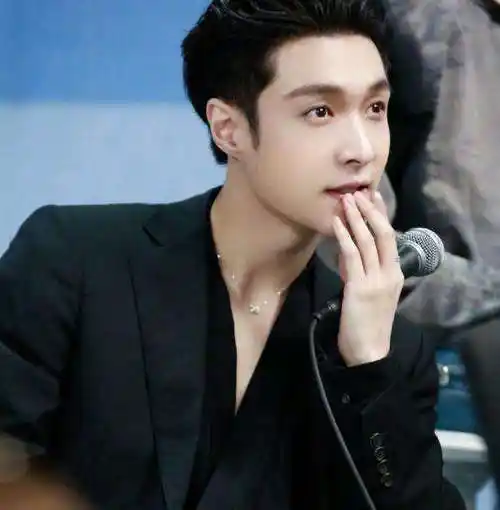 张艺兴男助理是谁没有男助理,张艺兴回国后助理一直是高佩玲,听说两人