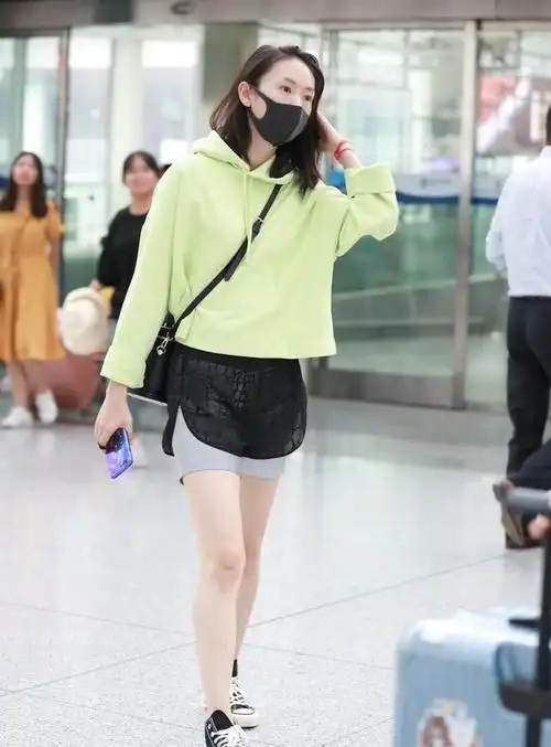 童谣跪张国立门口(童瑶晒幸福张国立儿子精神出问题)