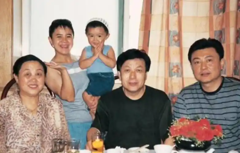 回顾央视主持王宁将妻子当作女儿宠将岳父母当作亲生对待