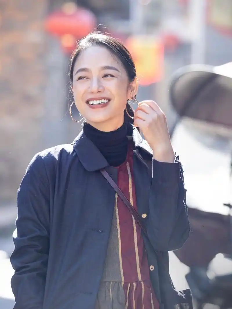 气质在穿搭之前,周韵的新出行侧拍