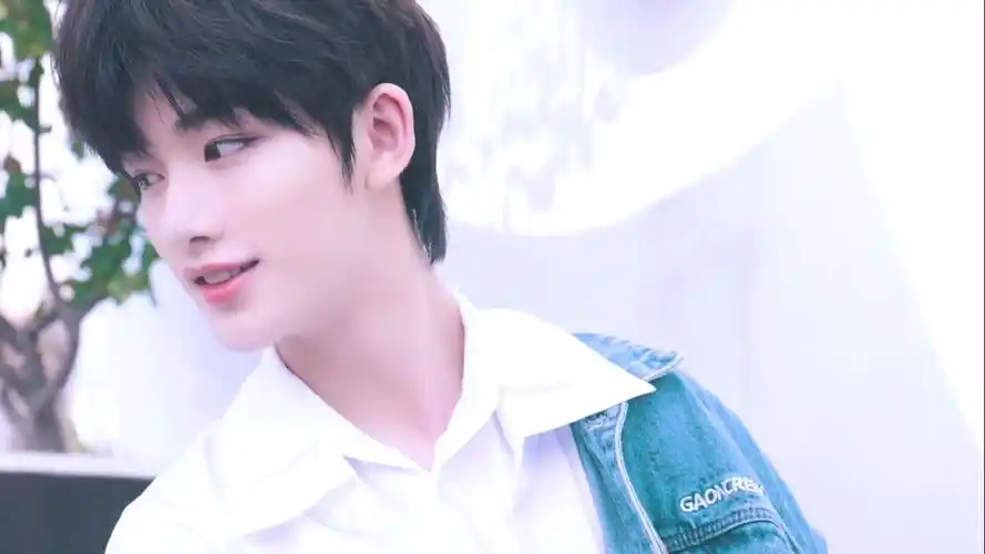 官方物料里一些丁程鑫的无p&有p截图(电脑座机画质不要介意…)