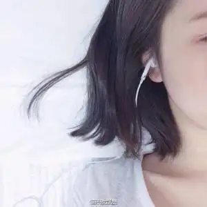 qq女生白色简约头像侧脸
